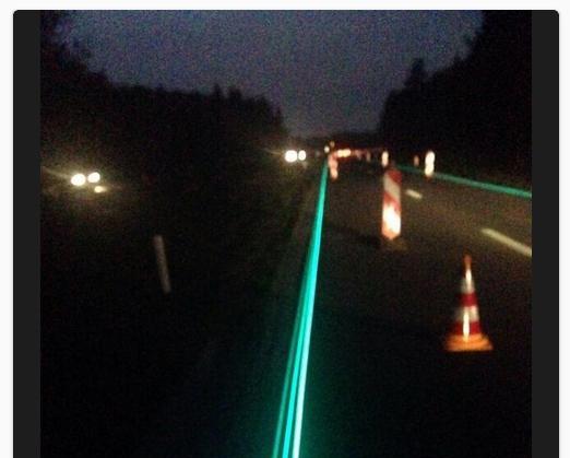 Футуристическое шоссе светится в темноте